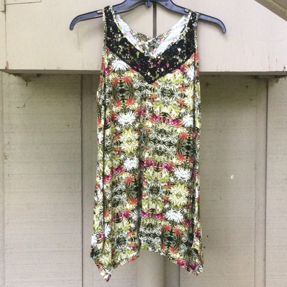Skye's the Limit sharkbite tunic top Size S